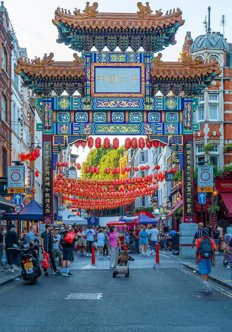 Blick auf das farbenfrohe Chinatown Gate in der Wardour Street, West End, Westminster, London, England, Vereinigtes Königreich, Europa