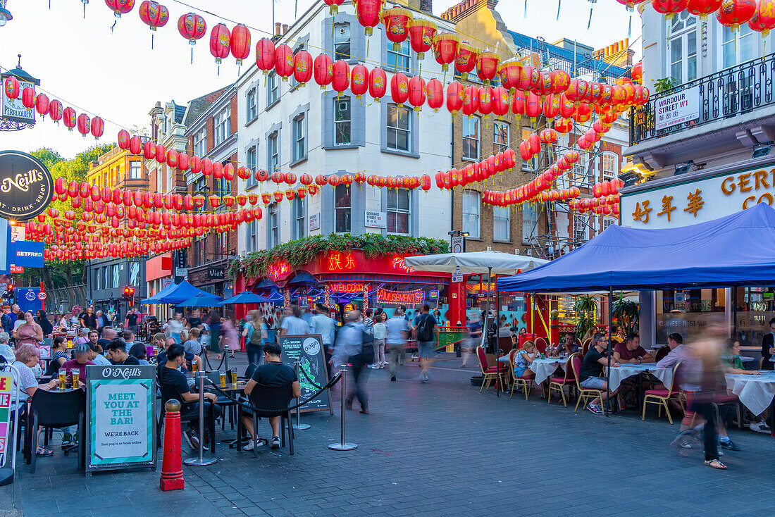 Blick auf die bunte Wardour Street in Chinatown, West End, Westminster, London, England, Vereinigtes Königreich, Europa