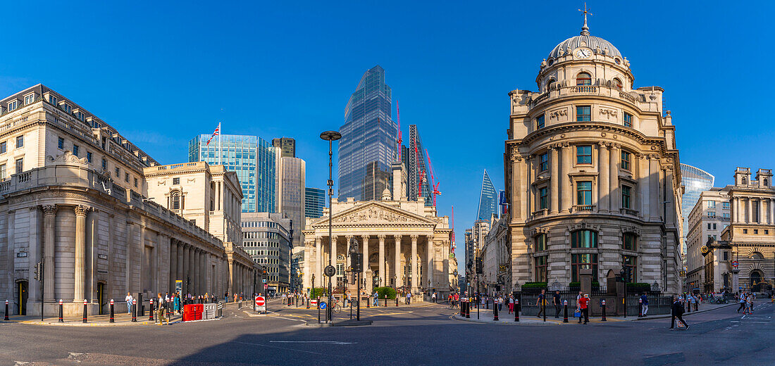Blick auf die Bank of England und Royal Exchange mit der City of London im Hintergrund, London, England, Vereinigtes Königreich, Europa