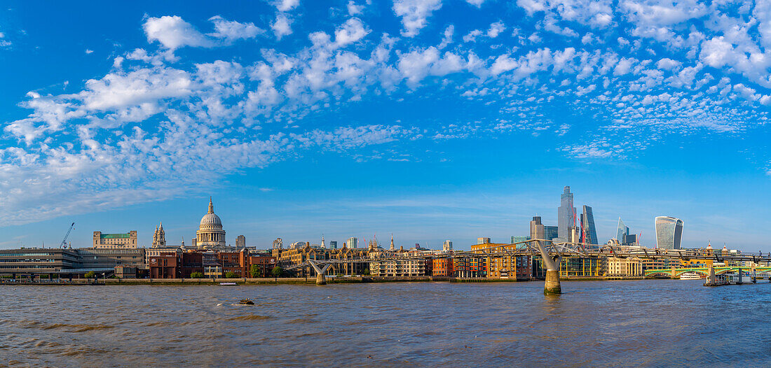 Blick auf die St. Paul's Cathedral, die Themse und die Skyline der City of London, London, England, Vereinigtes Königreich, Europa