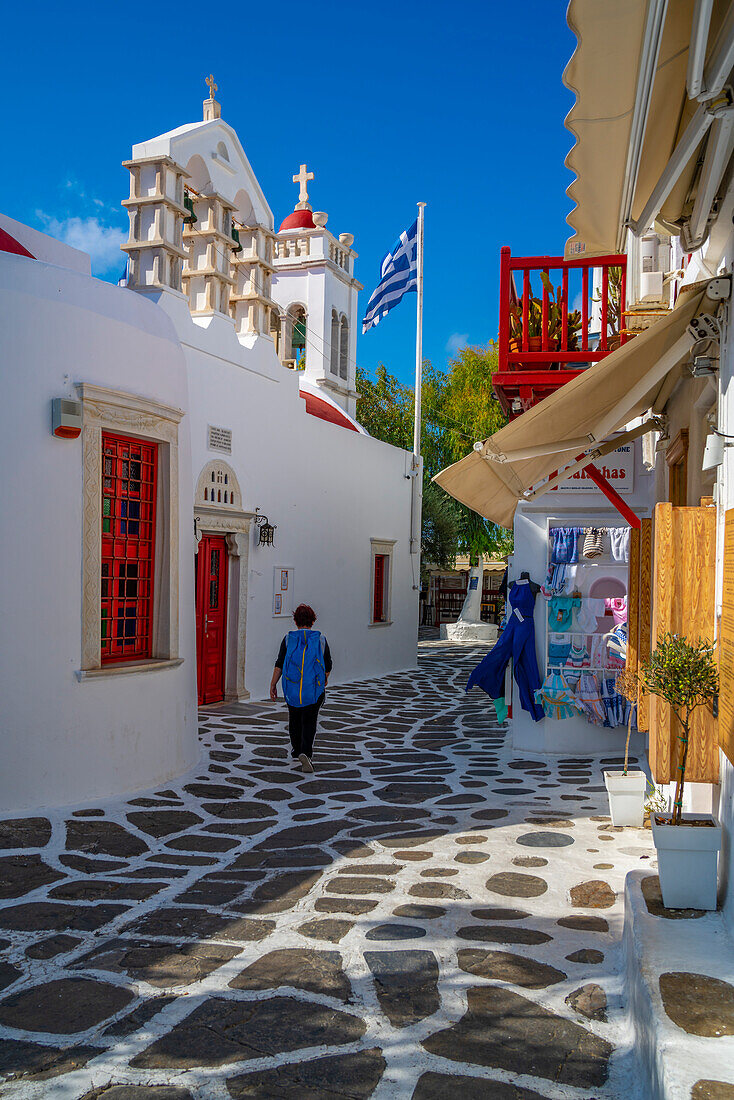Ansicht der Geschäfte in der schmalen Straße in Mykonos-Stadt, Mykonos, Kykladen, griechische Inseln, Ägäis, Griechenland, Europa