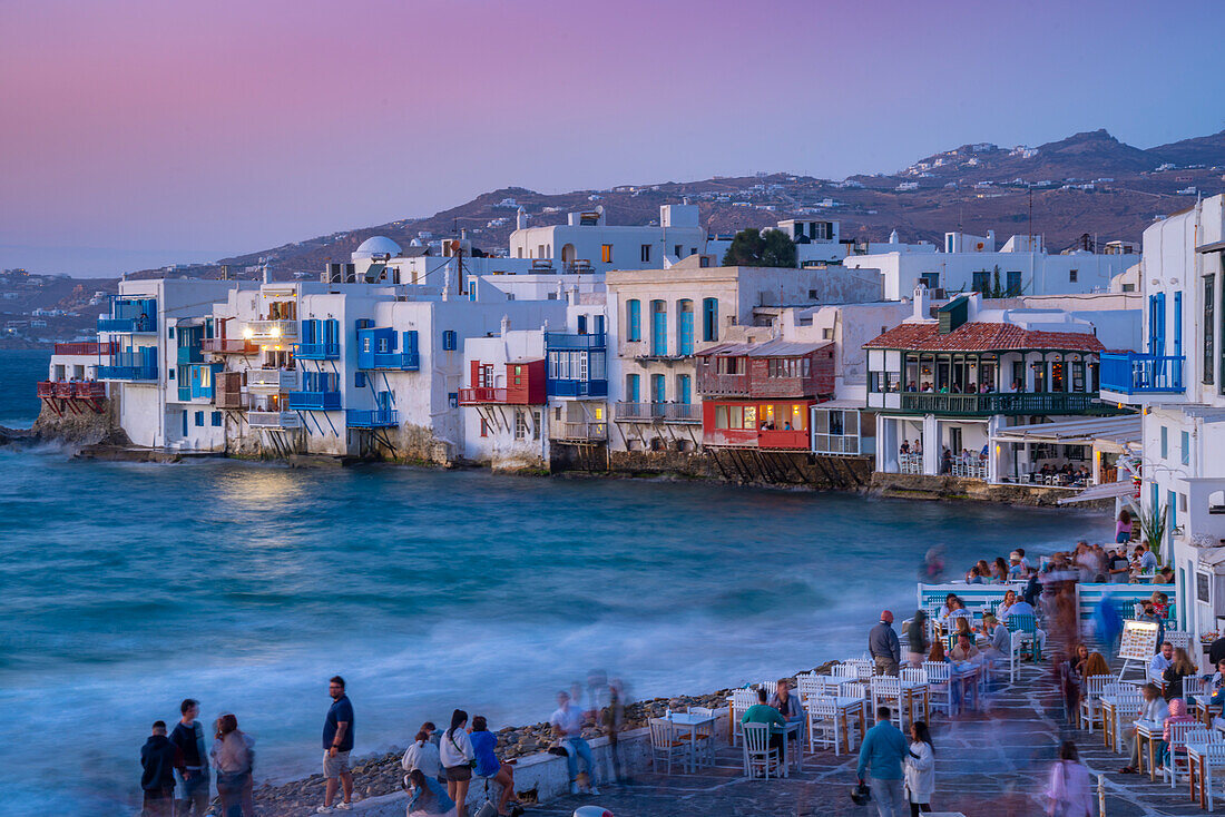 Blick auf Klein-Venedig in Mykonos-Stadt in der Abenddämmerung, Mykonos, Kykladen, griechische Inseln, Ägäis, Griechenland, Europa