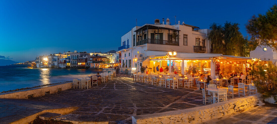 Blick auf Restaurants in Klein-Venedig und die Stadt bei Nacht, Mykonos-Stadt, Mykonos, Kykladen, griechische Inseln, Ägäis, Griechenland, Europa