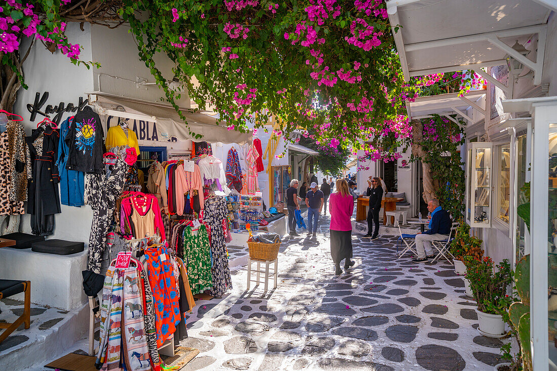 Blick auf die weiß getünchte schmale Straße mit Geschäften und Cafés, Mykonos-Stadt, Mykonos, Kykladen, griechische Inseln, Ägäis, Griechenland, Europa