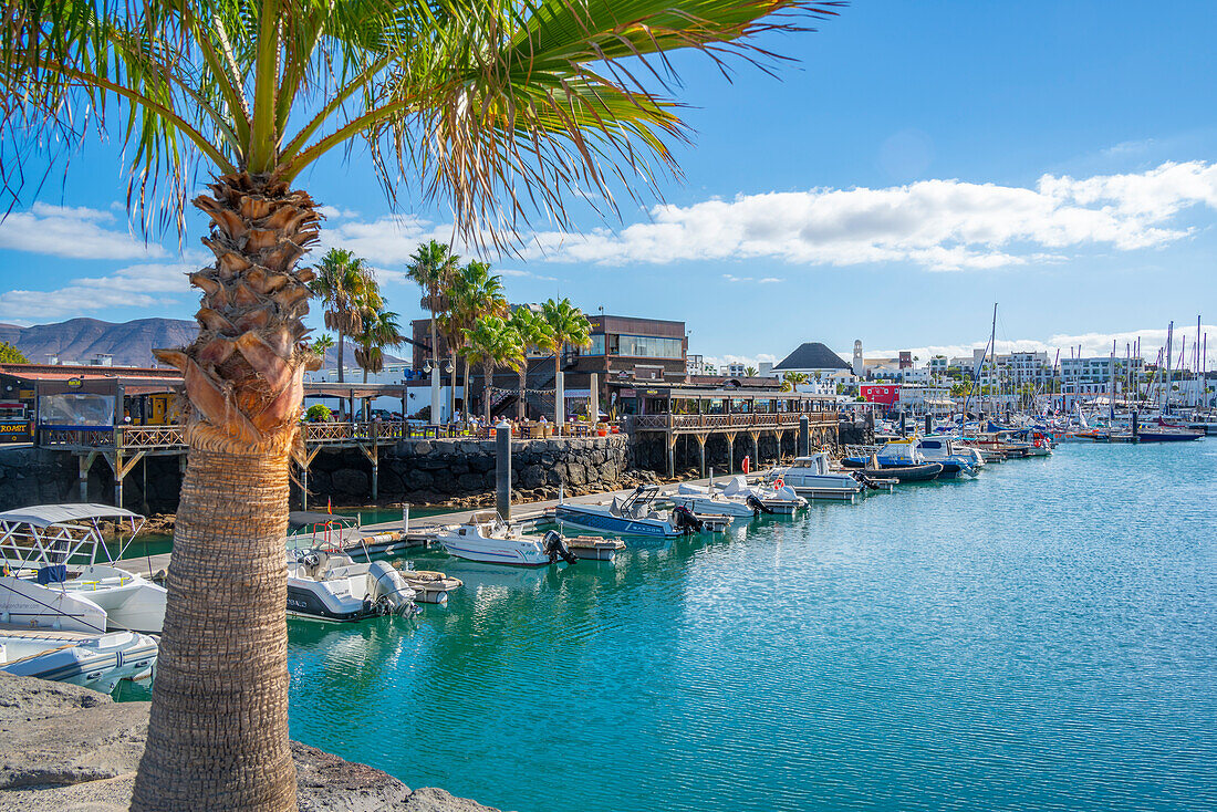 Blick auf Boote und Restaurants in Rubicon Marina, Playa Blanca, Lanzarote, Kanarische Inseln, Spanien, Atlantik, Europa