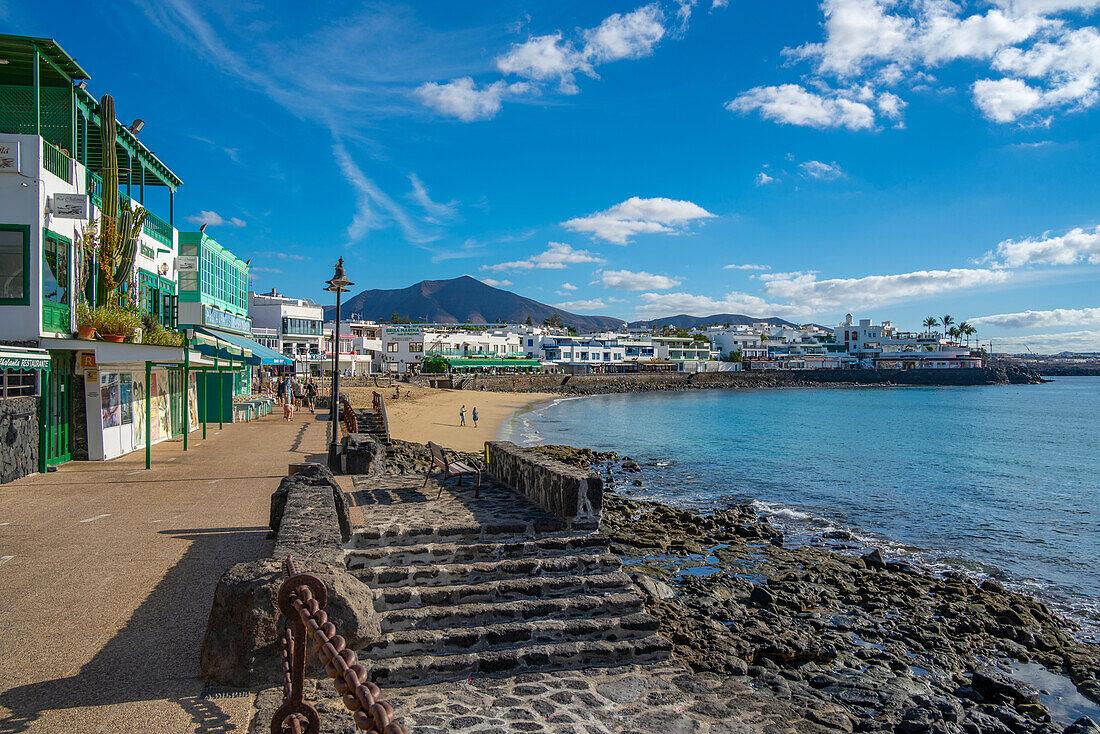 Blick auf Restaurants und Geschäfte mit Blick auf den Strand von Playa Blanca, Playa Blanca, Lanzarote, Kanarische Inseln, Spanien, Atlantik, Europa