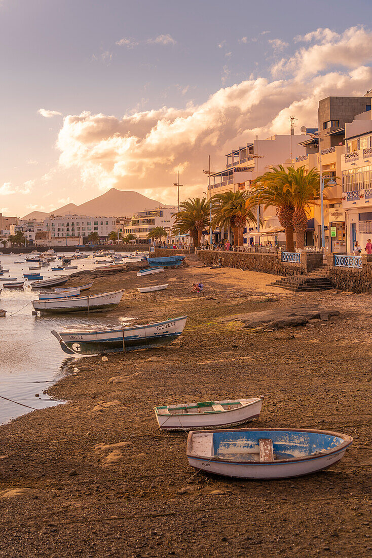 Blick auf Boote am Strand in Baha de Arrecife Marina, umgeben von Geschäften, Bars und Restaurants bei Sonnenuntergang, Arrecife, Lanzarote, Kanarische Inseln, Spanien, Atlantik, Europa