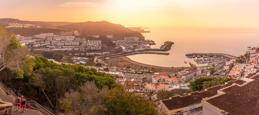 Blick auf Puerto Rico von erhöhter Position bei Sonnenaufgang, Playa de Puerto Rico, Gran Canaria, Kanarische Inseln, Spanien, Atlantik, Europa