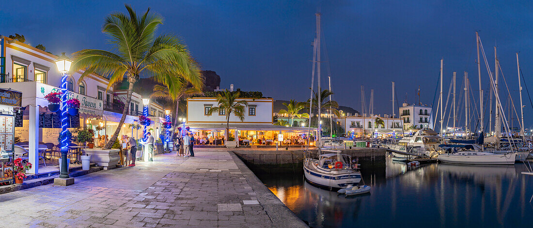 Blick auf Cafés und Restaurants, Puerto de Mogan und bergigen Hintergrund in der Abenddämmerung, Puerto de Mogan, Gran Canaria, Kanarische Inseln, Spanien, Atlantik, Europa