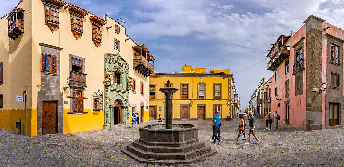 Ansicht der öffentlichen Bibliothek und Springbrunnen in Plaza del Pilar Nuevo, Las Palmas, Gran Canaria, Kanarische Inseln, Spanien, Atlantik, Europa