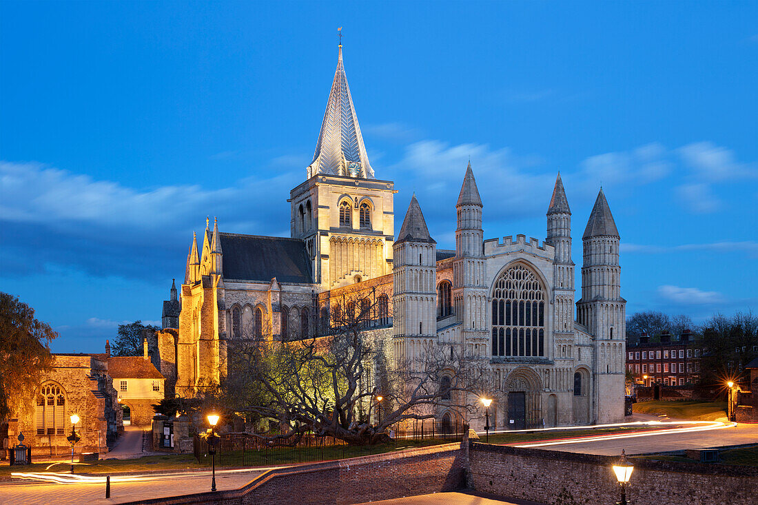 Die Westfront der normannischen Kathedrale von Rochester mit Flutlicht bei Nacht, Rochester, Kent, England, Vereinigtes Königreich, Europa