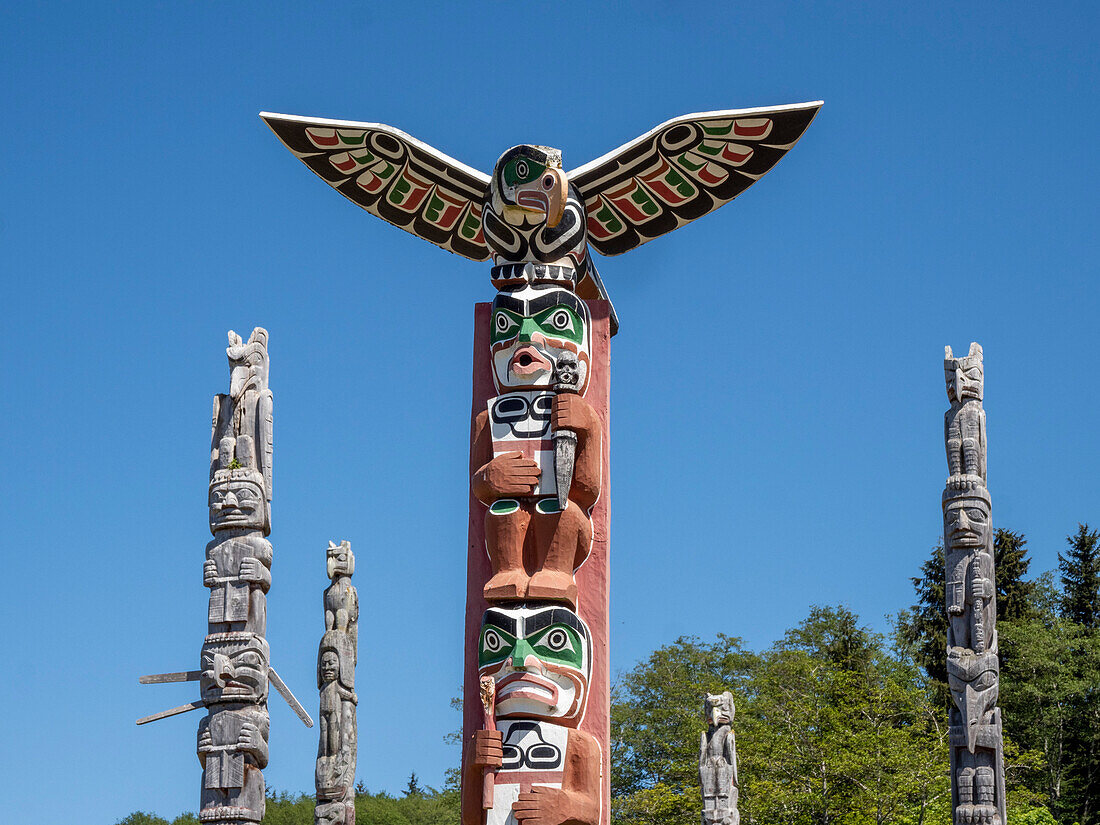 Kwakwaka'wakw Totempfähle auf dem Friedhof in Alert Bay, Cormorant Island, British Columbia, Kanada, Nordamerika