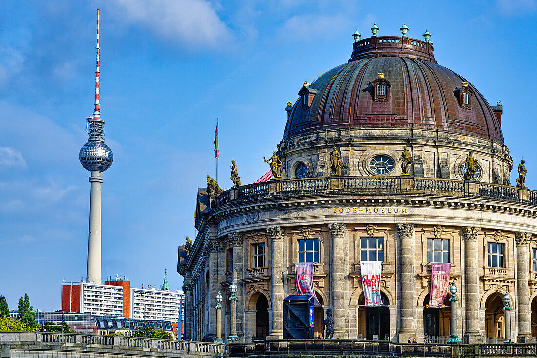 Bode-Museum und Berliner Fernsehturm, Museumsinsel, UNESCO-Weltkulturerbe, Bezirk Berlin Mitte, Berlin, Deutschland, Europa