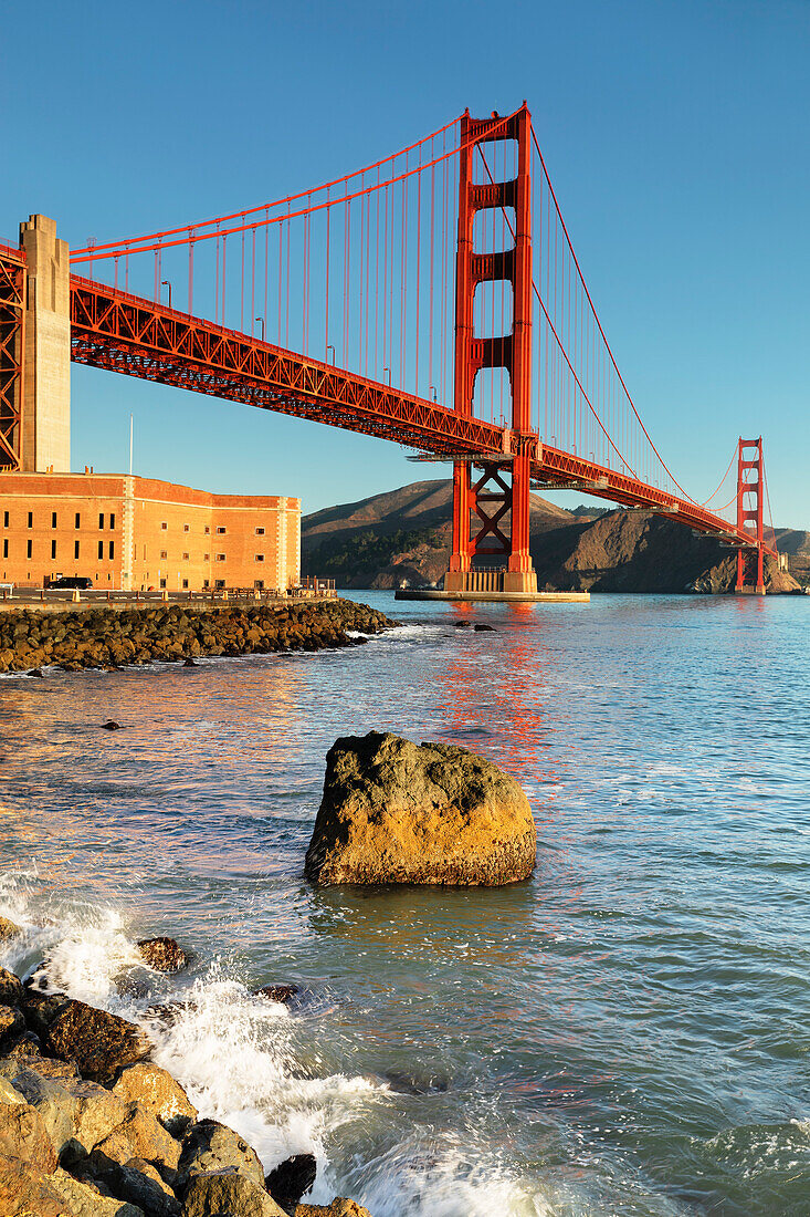 Golden Gate Bridge bei Sonnenaufgang, San Francisco Bay, Kalifornien, Vereinigte Staaten von Amerika, Nordamerika