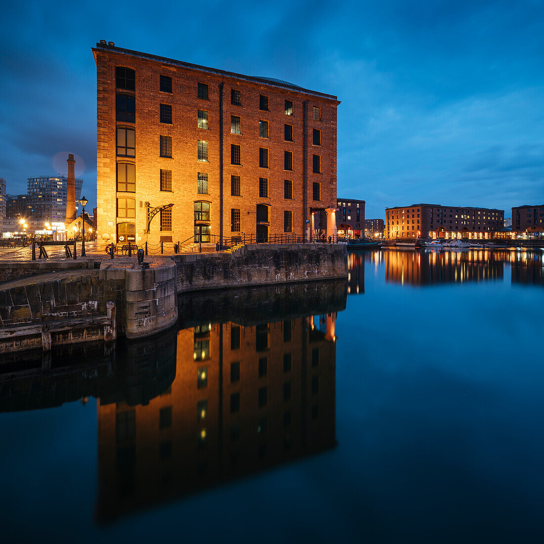 Albert Dock in der Abenddämmerung, Liverpool, Merseyside, England, Vereinigtes Königreich, Europa