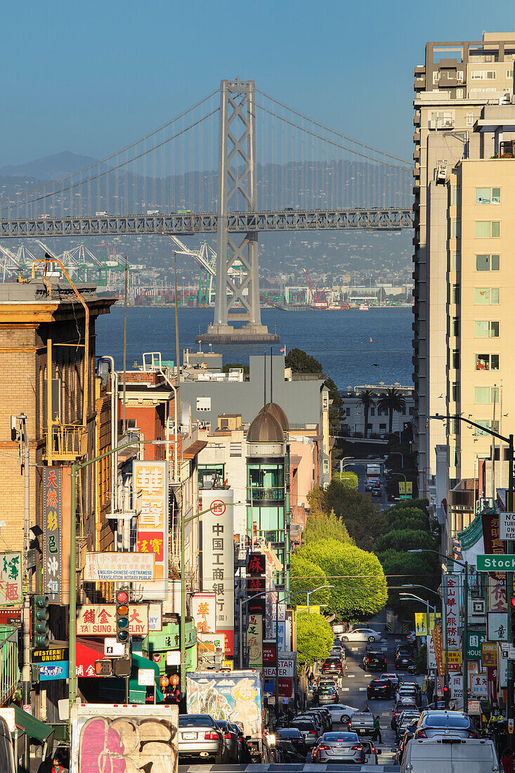 Blick von der California Street zur Oakland Bay Bridge, San Francisco, Kalifornien, Vereinigte Staaten von Amerika, Nordamerika