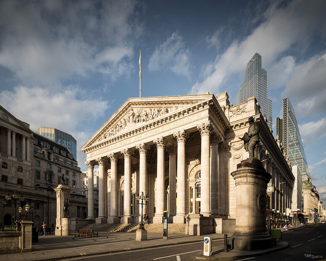 Die Royal Exchange mit der Bank of England auf der linken Seite, City of London, London, England, Vereinigtes Königreich, Europa