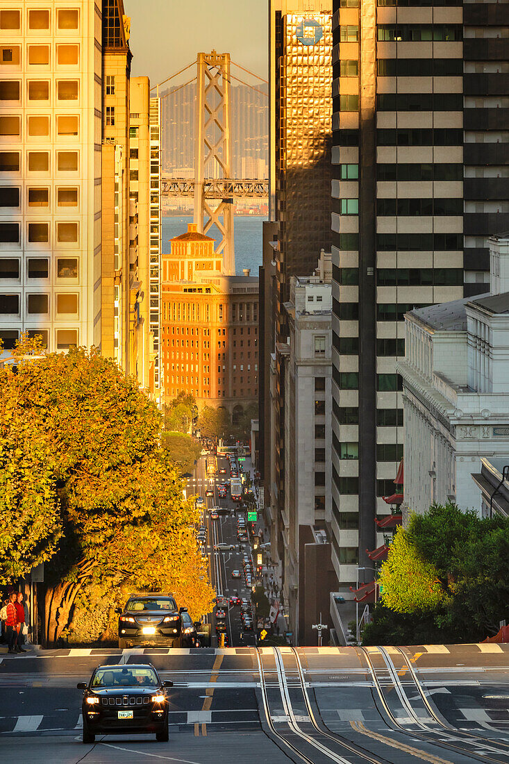 Blick von der California Street zur Oakland Bay Bridge, San Francisco, Kalifornien, Vereinigte Staaten von Amerika, Nordamerika