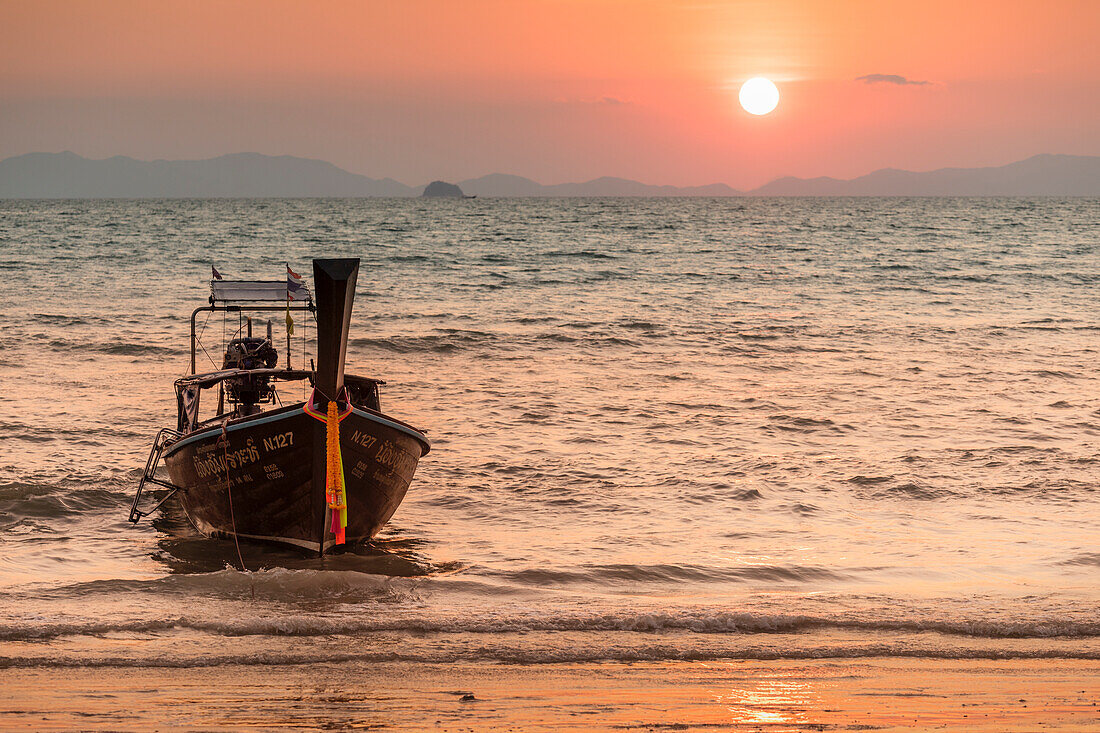 Longtail-Boot am West Rai Leh Beach, Halbinsel Railay, Provinz Krabi, Thailand, Südostasien, Asien