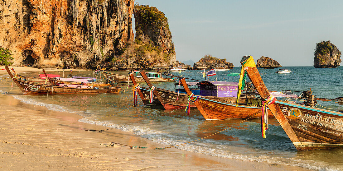 Longtail-Boote am Strand von Phra Nang, Halbinsel Railay, Provinz Krabi, Thailand, Südostasien, Asien