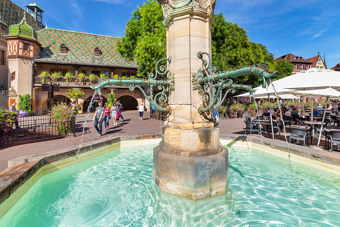 Schwendi-Brunnen am Place de l'Ancienne Douane Square, Colmar, Elsass, Haut-Rhin, Frankreich, Europa