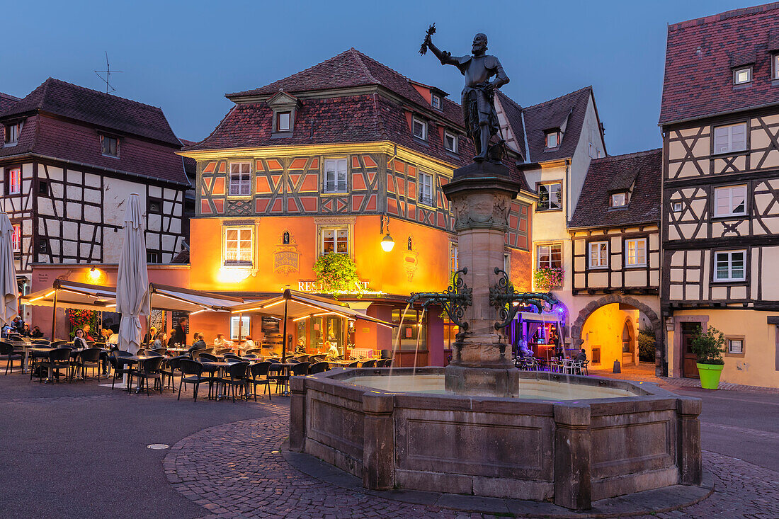 Schwendi-Brunnen am Place de l'Ancienne Douane Square, Colmar, Elsass, Haut-Rhin, Frankreich, Europa