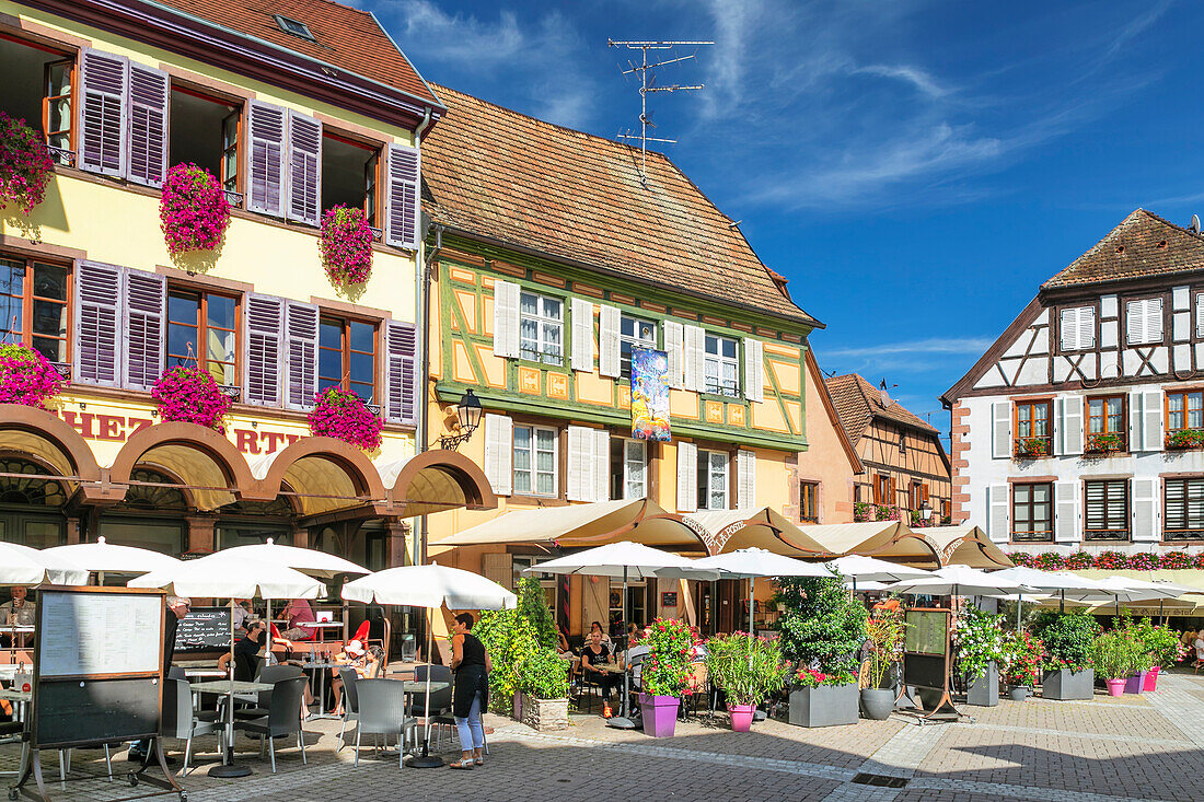 Straßencafé, Grand Rue, Ribeauville, Elsass, Elsässische Weinstraße, Haut-Rhin, Frankreich, Europa