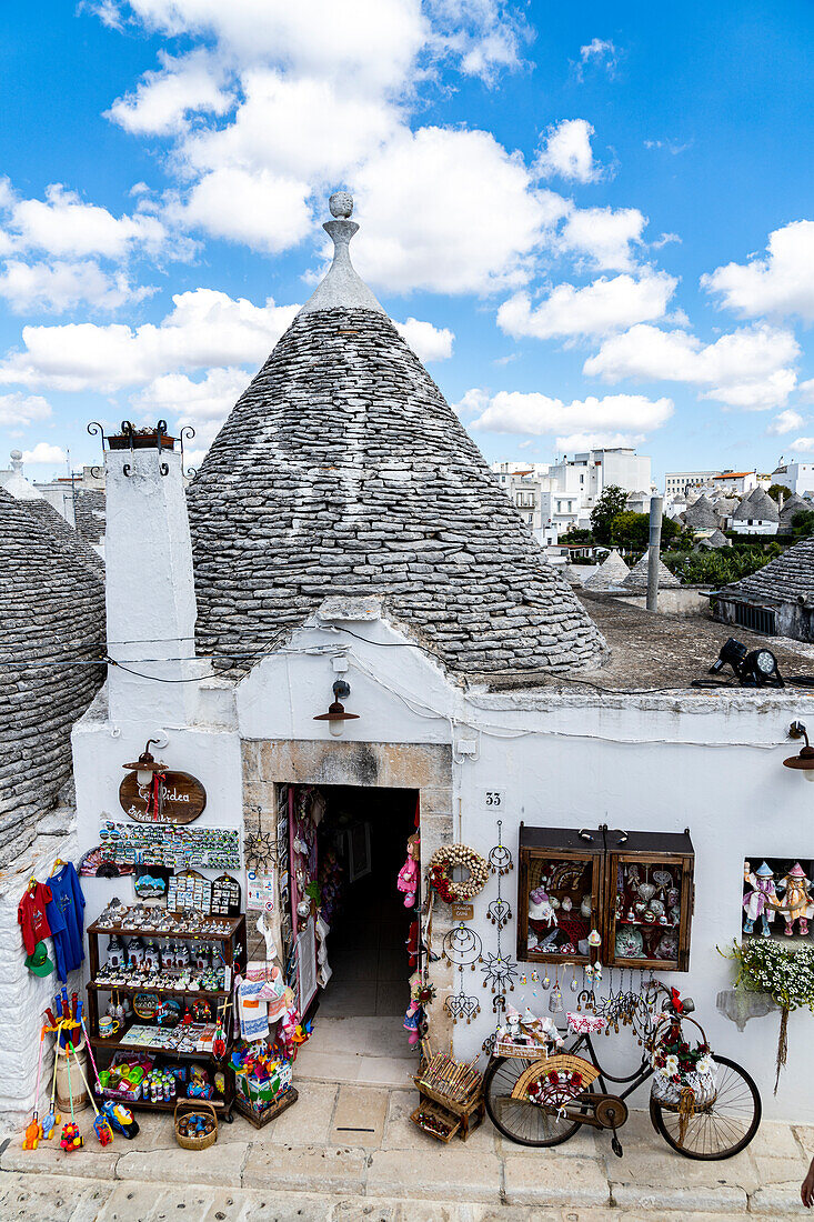 Handwerkliche Souvenirs in der traditionellen Steinhütte Trullo, Alberobello, UNESCO-Weltkulturerbe, Provinz Bari, Apulien, Italien, Europa