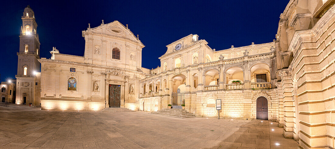 Barockbauten und Kathedrale bei Nacht, Piazza del Duomo, Lecce, Salento, Apulien, Italien, Europa