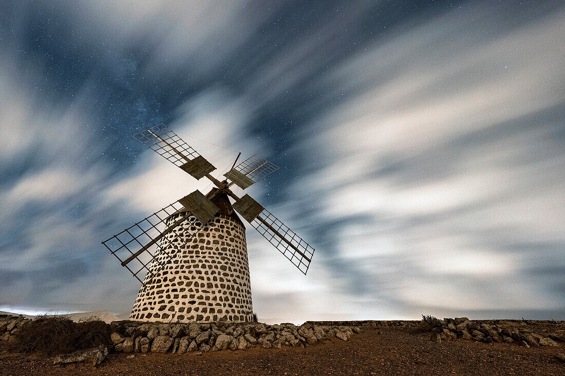 Wolken am Sternenhimmel über einer traditionellen Windmühle, La Oliva, Fuerteventura, Kanarische Inseln, Spanien, Atlantik, Europa