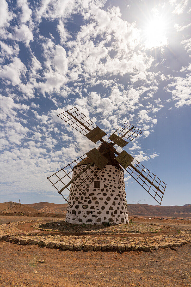 Traditionelle steinerne Windmühle in La Oliva, Fuerteventura, Kanarische Inseln, Spanien, Atlantik, Europa