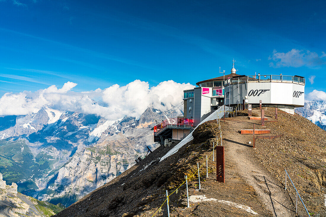 Seilbahnstation auf dem Berg Schilthorn mit Piz Gloria Restaurant, Mürren, Jungfrau Region, Berner Oberland, Schweizer Alpen, Schweiz, Europa