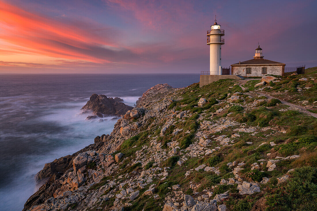 Blick auf das Meer Landschaft von Cape Tourinan Leuchtturm bei Sonnenuntergang mit rosa Wolken, Galicien, Spanien, Europa