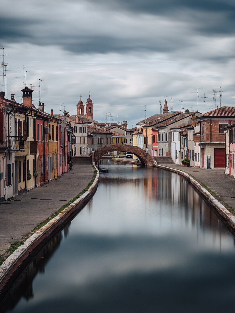 Einer der wichtigsten Kanalstraßen in Comacchio, dem Venedig der Provinz Ferrara, Comacchio, Emilia Romagna, Italien, Europa