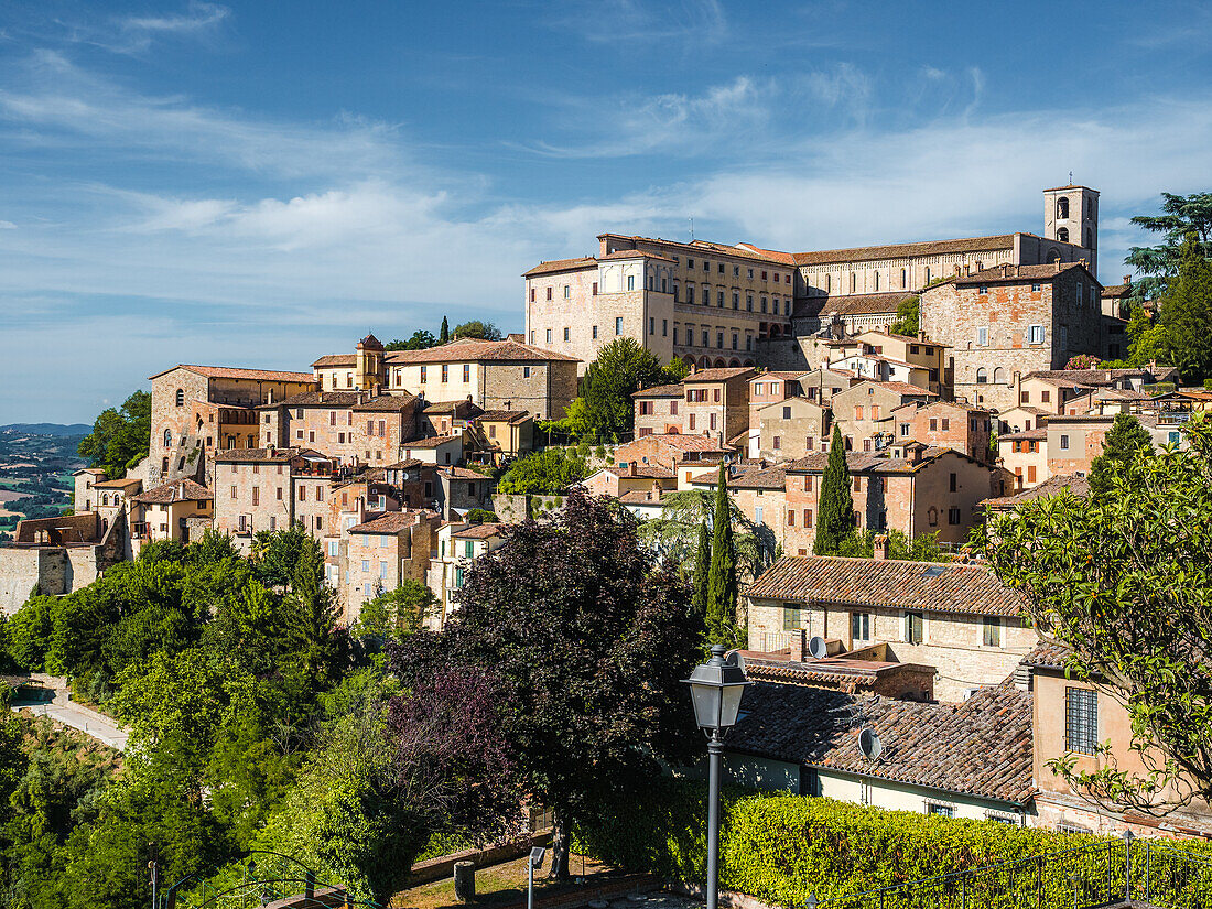 Stadtbild Blick auf die Altstadt von Todi, Todi, Umbrien, Italien, Europa