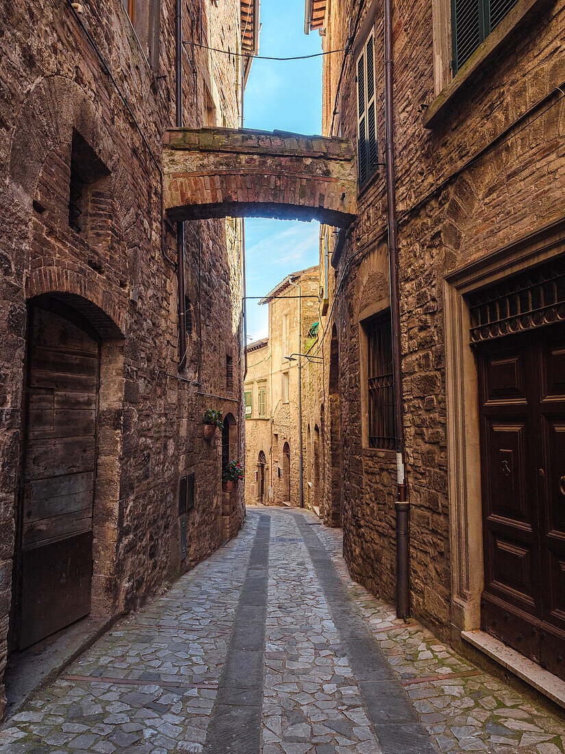 Eine typische Gasse in Todi, Umbrien, Italien, Europa