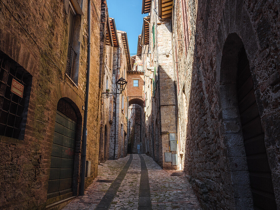 Eine schmale Gasse in der Altstadt von Todi, Todi, Umbrien, Italien, Europa