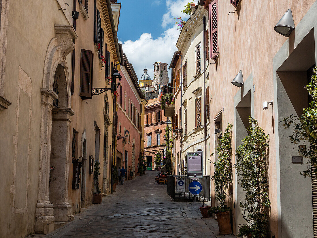 Die Hauptstraße in der Altstadt von Amelia mit Blick auf die Kathedrale St. Fermina, Amelia, Umbrien, Italien, Europa