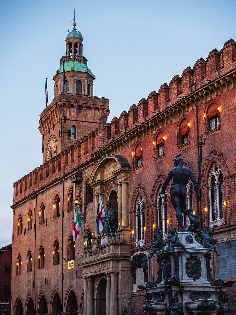 Die Statue von Poseidon mit Palazzo D'Accursio im Hintergrund, Piazza Maggiore, Bologna, Emilia Romagna, Italien, Europa