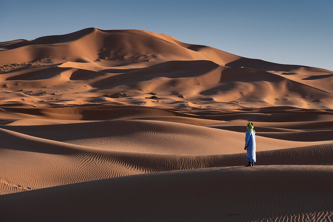 Ein Berber-Mann in traditioneller Kleidung in den Sanddünen von Erg Chebbi, Wüste Sahara, Marokko, Nordafrika, Afrika