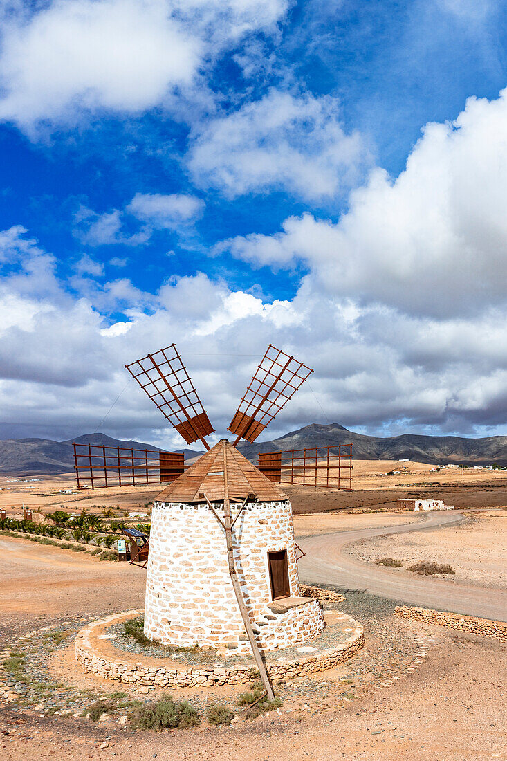 Erhöhte Ansicht der traditionellen alten Windmühle an einem sonnigen Tag, Tefia, Fuerteventura, Kanarische Inseln, Spanien, Atlantik, Europa