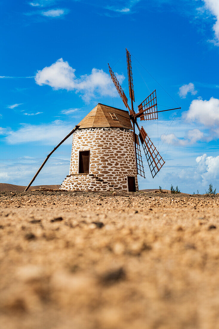 Traditionelle Windmühle in der ländlichen Landschaft von Tefia, Fuerteventura, Kanarische Inseln, Spanien, Atlantik, Europa