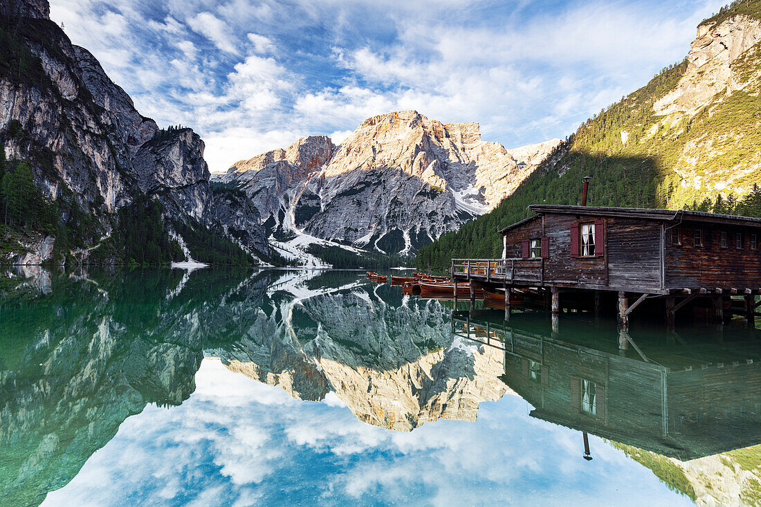 Pragser Wildsee (Pragser Wildsee) bei Sonnenaufgang mit Croda del Becco Berg spiegelt sich im Wasser, Dolomiten, Südtirol, Italien, Europa