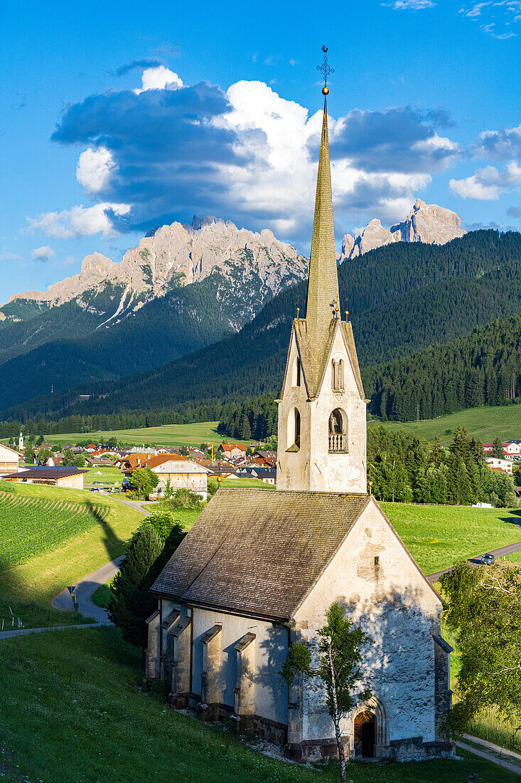 Kirche in der grünen Landschaft des Alpendorfes Niederdorf (Niederdorf), Pustertal, Provinz Bozen, Südtirol, Italien, Europa