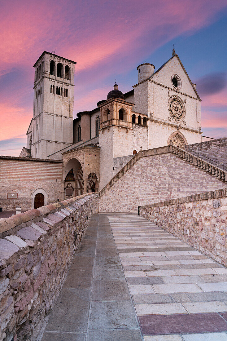 Rosa Sonnenaufgang über der Päpstlichen Basilika des Heiligen Franziskus in Assisi, UNESCO-Weltkulturerbe, Provinz Perugia, Umbrien, Italien, Europa