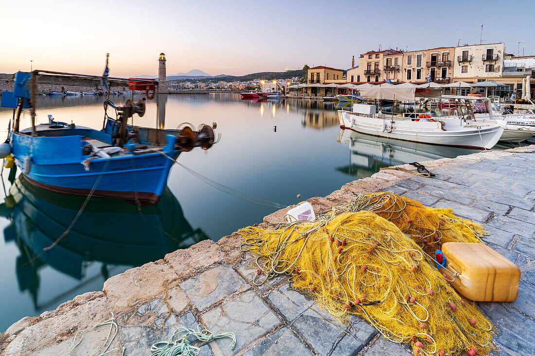Fischerboote vor Anker im alten venezianischen Hafen, Rethymno, Insel Kreta, griechische Inseln, Griechenland, Europa