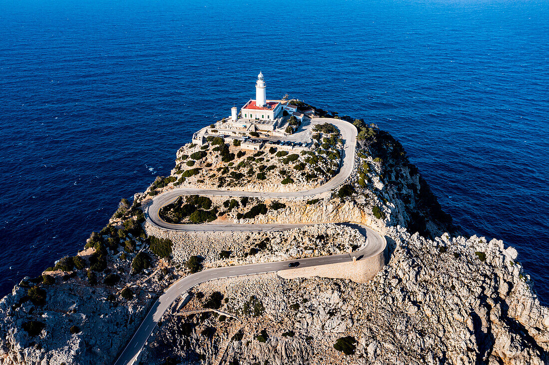 Luftaufnahme des Leuchtturms am Cap de Formentor, Mallorca, Balearen, Spanien, Mittelmeer, Europa