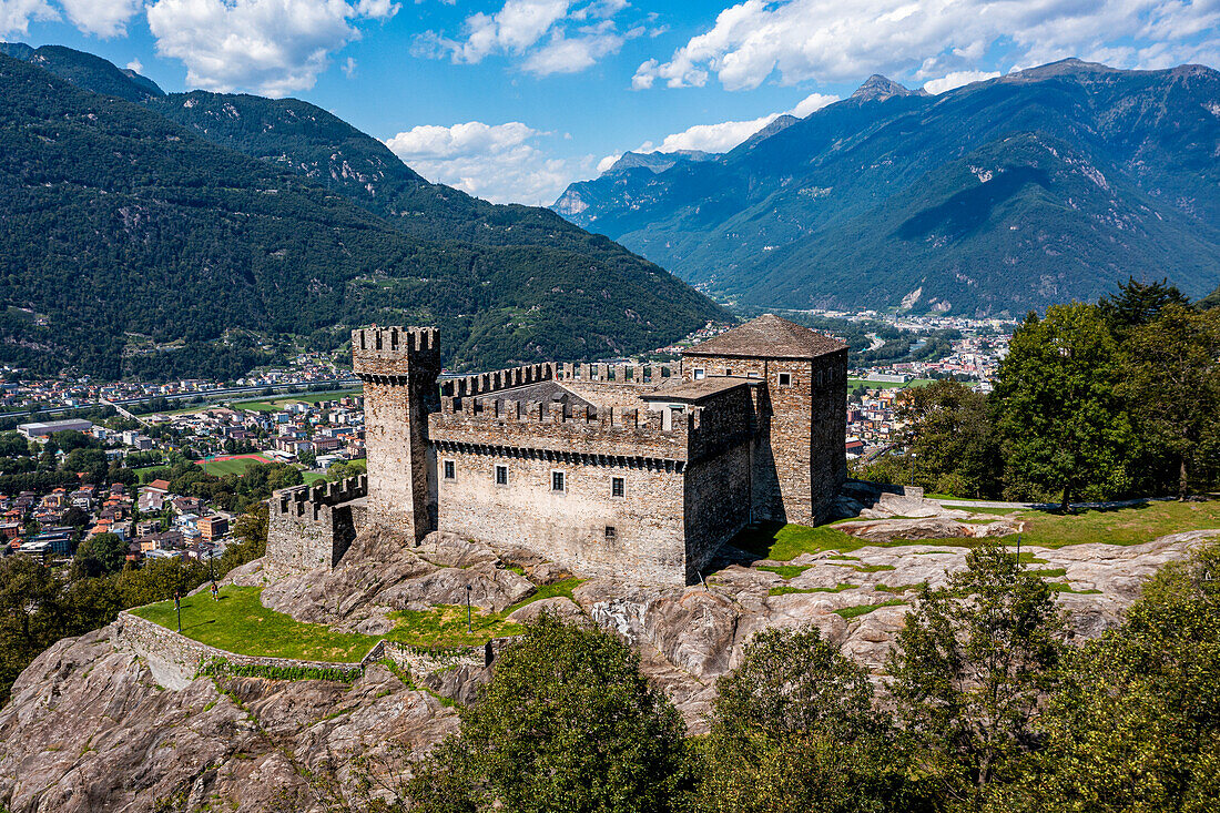 Luftaufnahme der Burg Sasso Corbaro, drei Burgen von Bellinzona UNESCO-Weltkulturerbe, Tessin, Schweiz, Europa