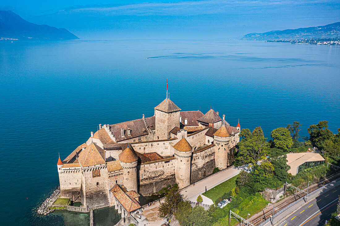 Luftaufnahme des Schlosses Chillon, Genfer See, Schweiz, Europa