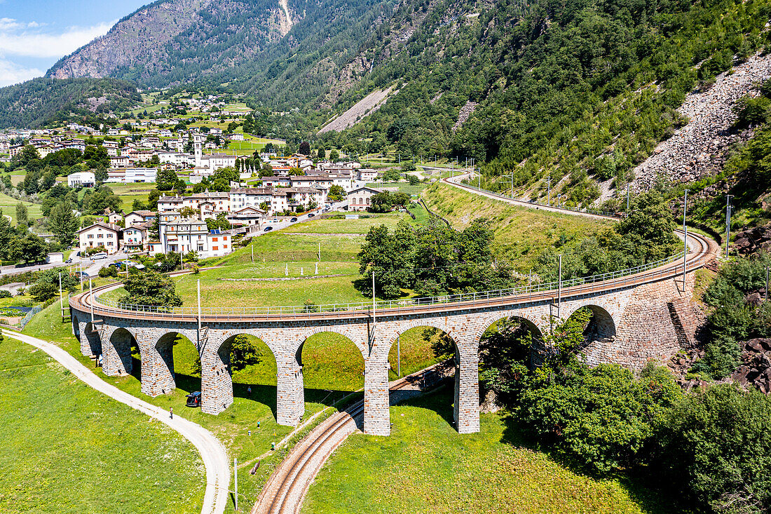 Luftaufnahme des Spiralviadukts von Brusio, UNESCO-Weltkulturerbe, Rhätische Bahn, Schweiz, Europa